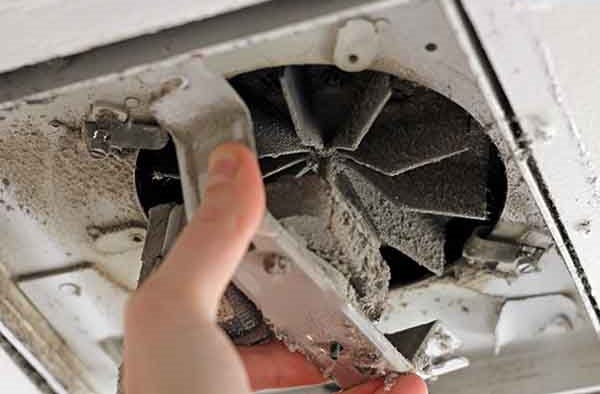 Tháo mặt ngoài của quạt thông gió để vệ sinh