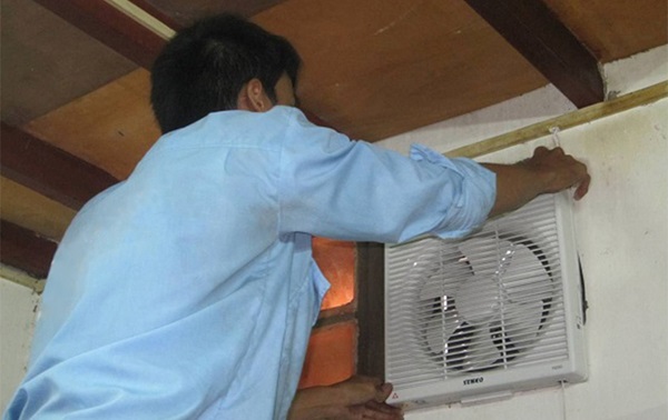 Vệ sinh xong sẽ lắp các bộ phận quạt vào như ban đầu