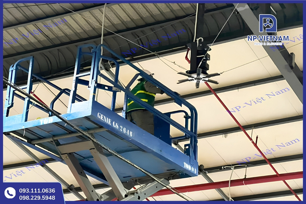 Lắp thanh treo và điều chỉnh chiều cao phù hợp với không gian lắp đặt