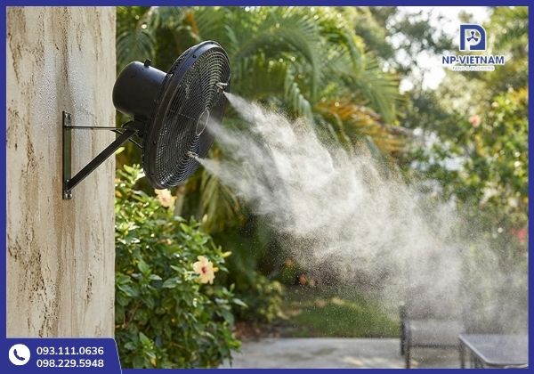 Quạt hơi nước dùng béc phun tạo sương mịn, giúp làm mát nhanh