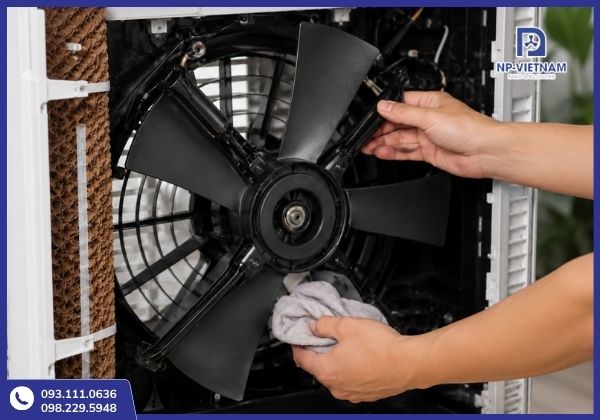 Vệ sinh định kỳ giúp loại bỏ bụi bẩn, hạn chế kẹt trục