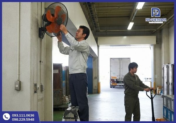 Khó vệ sinh do lắp đặt trên cao, gây bất tiện khi bảo trì